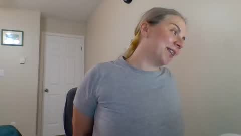 Snapshot of amandainbloom chatting on 10/27/25, 05:22 Amanda online show from 10/27/25, 05:22