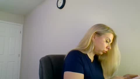 Snapshot of amandainbloom chatting on 10/30/25, 03:08 Amanda online show from 10/30/25, 03:08