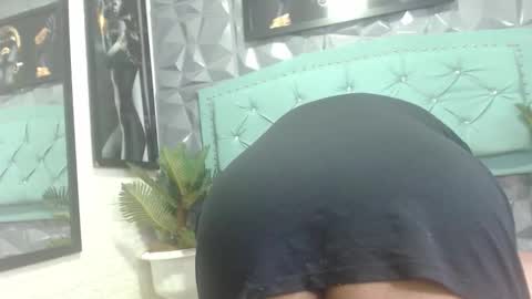 amara__hank online show from 11/26/25, 11:33