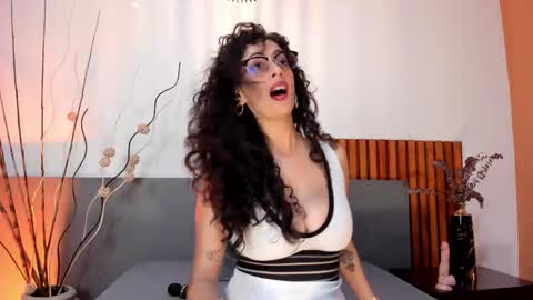 Amara Yasbel online show from 12/17/25, 06:03