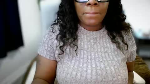 Snapshot of ambarose88 chatting on 10/27/25, 03:27 Amoya online show from 10/27/25, 03:27