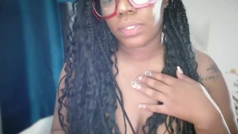Snapshot of ambarose88 chatting on 05/17/26, 03:48 Amoya online show from 05/17/26, 03:48