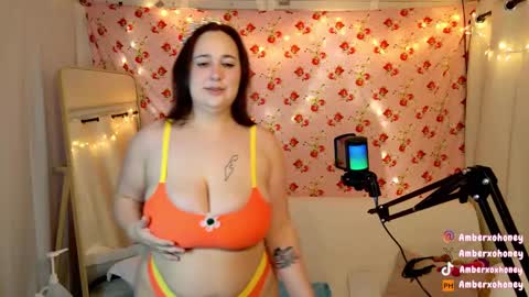 Snapshot of amberxoxhoney chatting on 01/05/25, 11:01 Amber Honey online show from 01/05/25, 11:01
