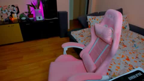 Snapshot of ameli_moon chatting on 10/18/25, 04:08 Eileen online show from 10/18/25, 04:08