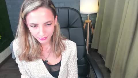 amelia_meili online show from 11/19/25, 01:11