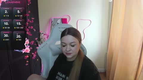 Snapshot of ameliepeach chatting on 04/06/26, 04:57 Amelie online show from 04/06/26, 04:57