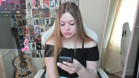 Amelie online show from 05/13/26, 02:20