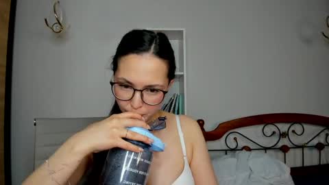 Snapshot of ameliya_sun chatting on 05/16/26, 10:36 Aylin online show from 05/16/26, 10:36