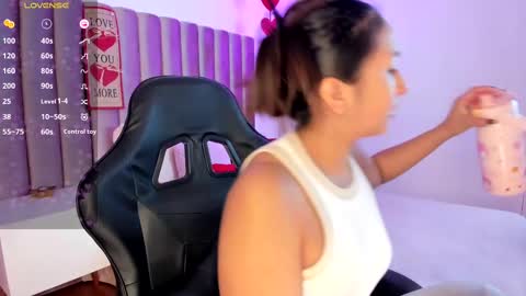 Snapshot of amelyamann chatting on 02/16/25, 12:21          online show from 02/16/25, 12:21
