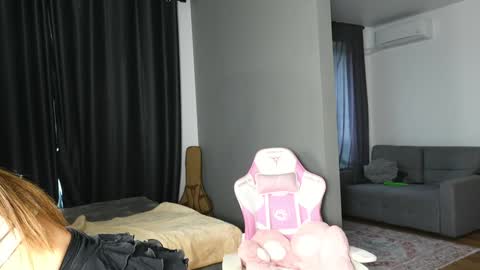 Snapshot of amilia4u chatting on 09/29/25, 07:57 A online show from 09/29/25, 07:57