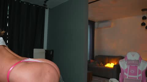 Snapshot of amilia4u chatting on 02/25/26, 07:51 A online show from 02/25/26, 07:51