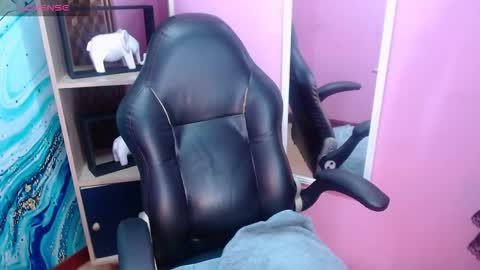 Snapshot of ammy_ronan chatting on 12/18/25, 04:57 IM AMMY online show from 12/18/25, 04:57