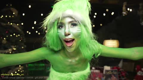 Snapshot of amnie_ chatting on 12/19/25, 11:23 RETURN 30TH 100 explicit on online show from 12/19/25, 11:23