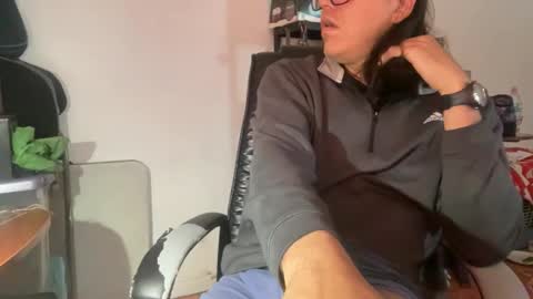 Snapshot of amo_s chatting on 10/16/25, 12:06 amo_s online show from 10/16/25, 12:06