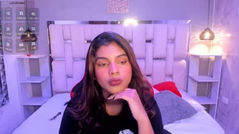 amyevan_ online show from 10/14/25, 08:42