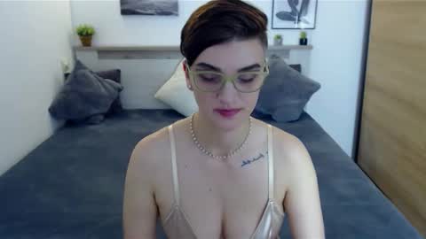 Snapshot of amylexy chatting on 11/15/25, 06:33 Hi there guys My pleasure in your hands pvt is open online show from 11/15/25, 06:33