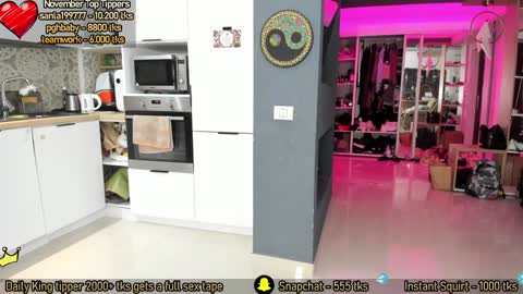 Snapshot of amysuperheroes chatting on 11/21/25, 12:15 Next stream Dec 3 online show from 11/21/25, 12:15