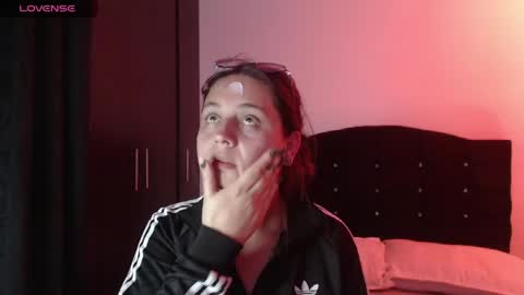 Snapshot of ana_arms_ chatting on 05/04/26, 03:57 ana_arms_ online show from 05/04/26, 03:57