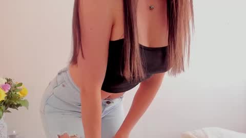 Snapshot of ana_castilo chatting on 02/19/25, 01:28 Ana IG an castillo 1 online show from 02/19/25, 01:28