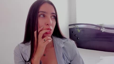 Snapshot of ana_castilo chatting on 03/10/25, 01:21 Ana IG an castillo 1 online show from 03/10/25, 01:21