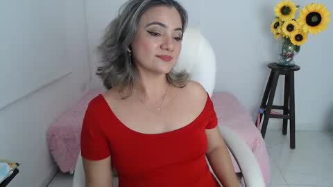 Snapshot of ana_hotmilfx chatting on 11/25/25, 01:05 ANA online show from 11/25/25, 01:05