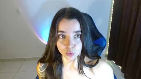 Snapshot of anarosse__ chatting on 12/18/24, 11:19 ana 3 online show from 12/18/24, 11:19