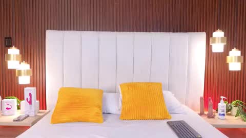 Mia online show from 10/22/25, 12:27