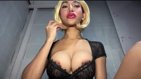 Snapshot of anawalters chatting on 12/16/25, 10:37 anawalters online show from 12/16/25, 10:37
