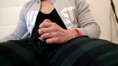 Snapshot of andrea_feetlover chatting on 11/25/25, 08:42 andrea_feetlover online show from 11/25/25, 08:42