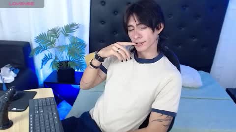 Snapshot of andreey50 chatting on 11/19/25, 01:44 Andrey online show from 11/19/25, 01:44