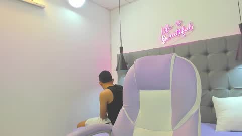 Snapshot of andres1_8 chatting on 11/22/25, 02:10 IM ANDRES online show from 11/22/25, 02:10