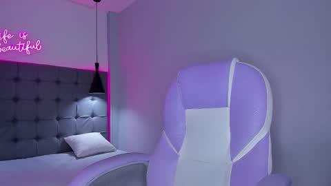 Snapshot of andres1_8 chatting on 11/27/25, 02:13 IM ANDRES online show from 11/27/25, 02:13