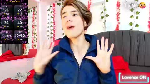 Snapshot of andres992563 chatting on 12/15/25, 12:53 Alann online show from 12/15/25, 12:53