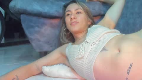 Snapshot of andresgiraldo1 chatting on 03/09/25, 12:00 Isa --------- online show from 03/09/25, 12:00