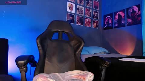 Snapshot of andrew_hoult chatting on 10/10/25, 04:33 Andrew online show from 10/10/25, 04:33