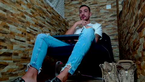 Snapshot of andrewbanner chatting on 02/02/25, 04:37 MasterRomania online show from 02/02/25, 04:37