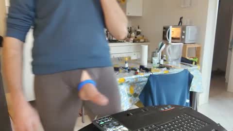 Snapshot of androx77 chatting on 12/23/25, 11:08 androx77 online show from 12/23/25, 11:08