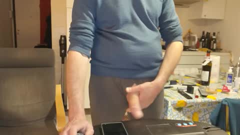 Snapshot of androx77 chatting on 03/06/26, 05:42 androx77 online show from 03/06/26, 05:42