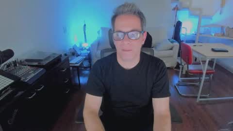 Snapshot of andy0pandi chatting on 12/21/25, 09:55 Andrew online show from 12/21/25, 09:55