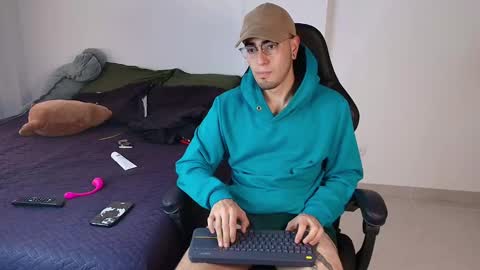 Snapshot of andy_shaaw chatting on 03/06/25, 06:59 Andres online show from 03/06/25, 06:59