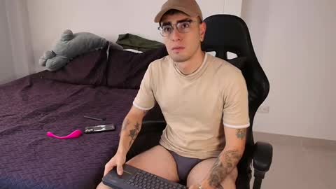 Snapshot of andy_shaaw chatting on 03/07/25, 01:18 Andres online show from 03/07/25, 01:18