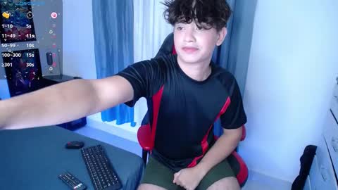Snapshot of andyboy_19 chatting on 12/13/24, 11:28 andy online show from 12/13/24, 11:28
