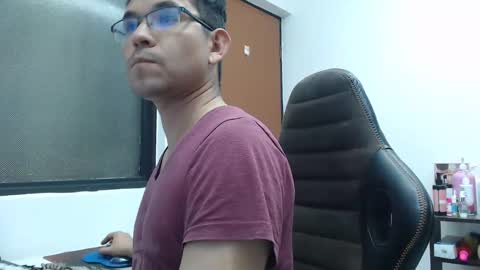 Snapshot of andyisasexmirrage chatting on 12/28/24, 12:04 Andres online show from 12/28/24, 12:04