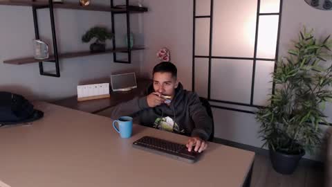 Snapshot of andyjoy_ chatting on 01/31/25, 10:42 Andy Joy online show from 01/31/25, 10:42