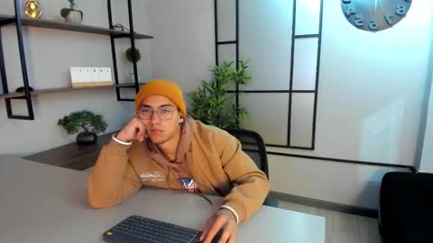 Snapshot of andyjoy_ chatting on 11/12/25, 11:32 Andy Joy online show from 11/12/25, 11:32