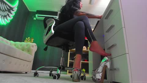 Snapshot of anemariejolie chatting on 01/12/25, 12:28 Anne online show from 01/12/25, 12:28