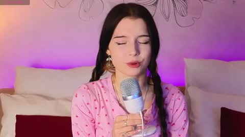 Snapshot of angel__rossee chatting on 04/28/26, 04:56 Rose 18 New here online show from 04/28/26, 04:56