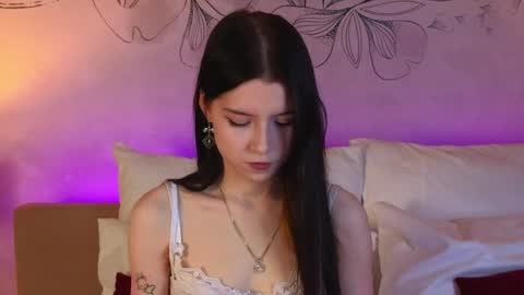 Snapshot of angel__rossee chatting on 05/08/26, 04:12 Rose 18 New here online show from 05/08/26, 04:12