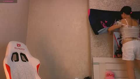 Snapshot of angel_asia_ chatting on 12/18/25, 10:43 angel_asia_ online show from 12/18/25, 10:43