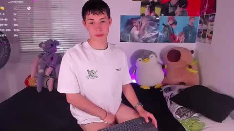 Snapshot of angel_bless19 chatting on 01/12/25, 08:47 Angel help me with 100 thumbs up online show from 01/12/25, 08:47